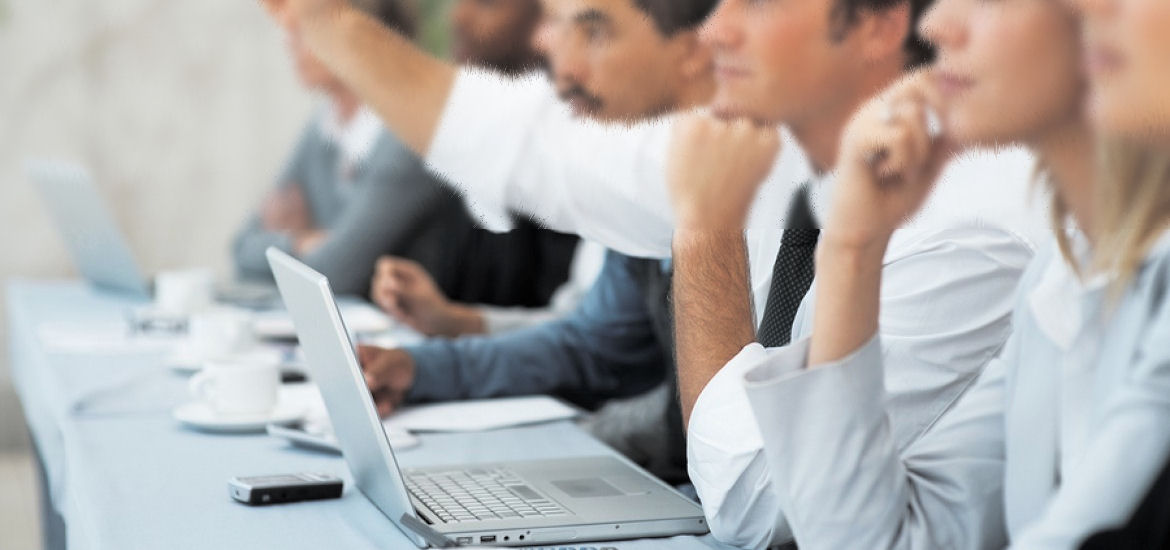 colaboradores engajados em treinamentos 1170x723